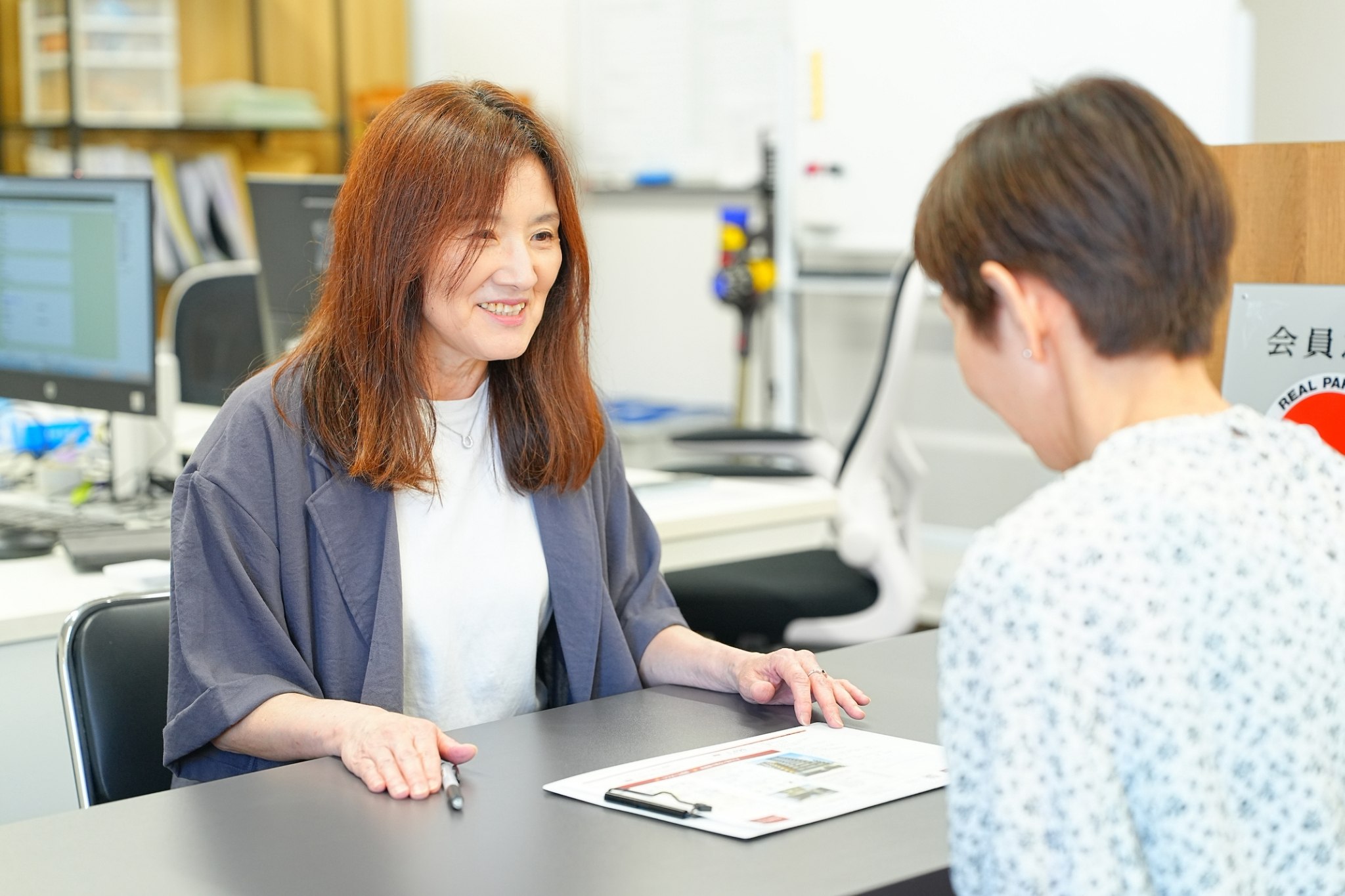エンターホームズ カウンターでのご相談の様子